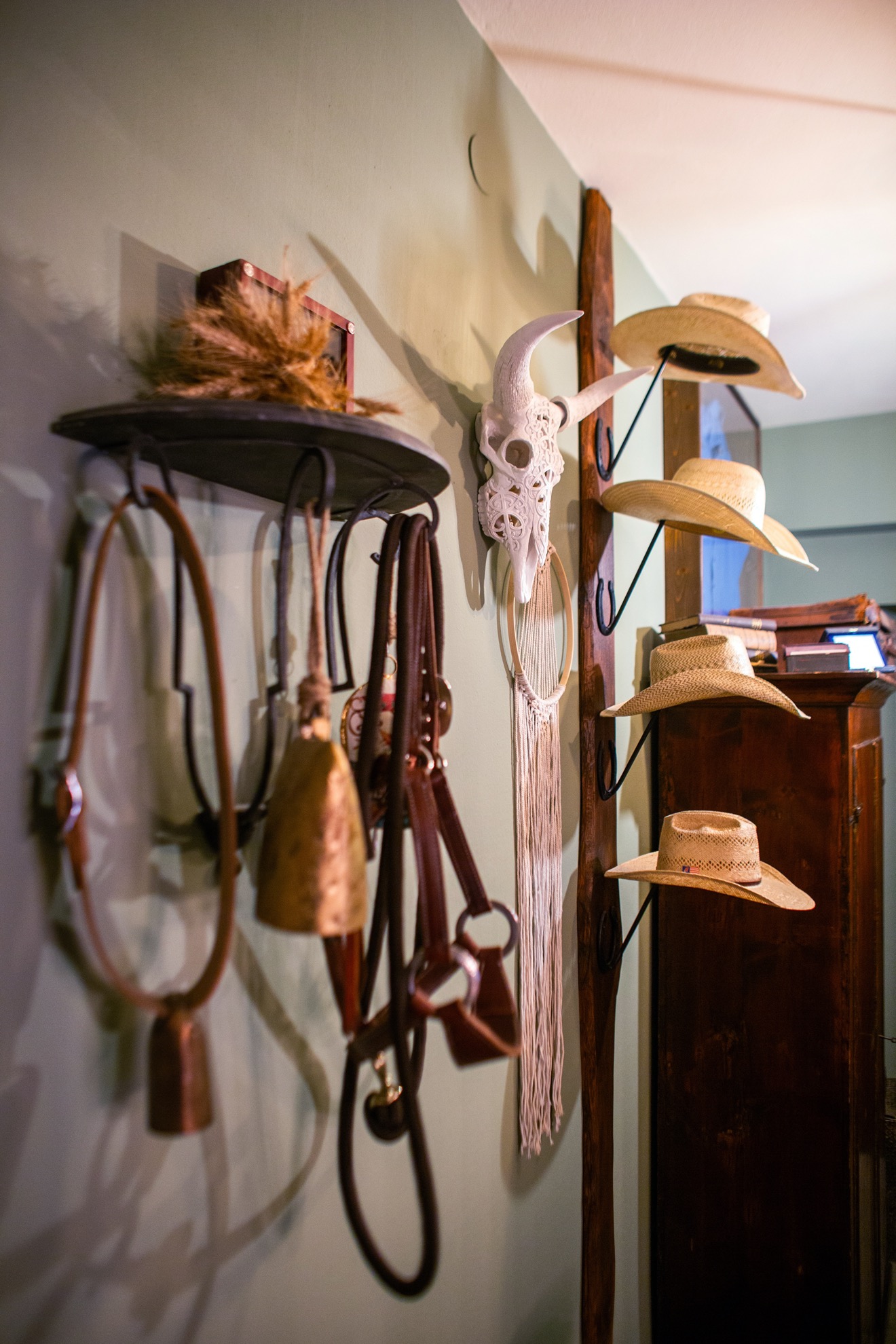I cappelli e le attrezzature appesi alla parete in legno