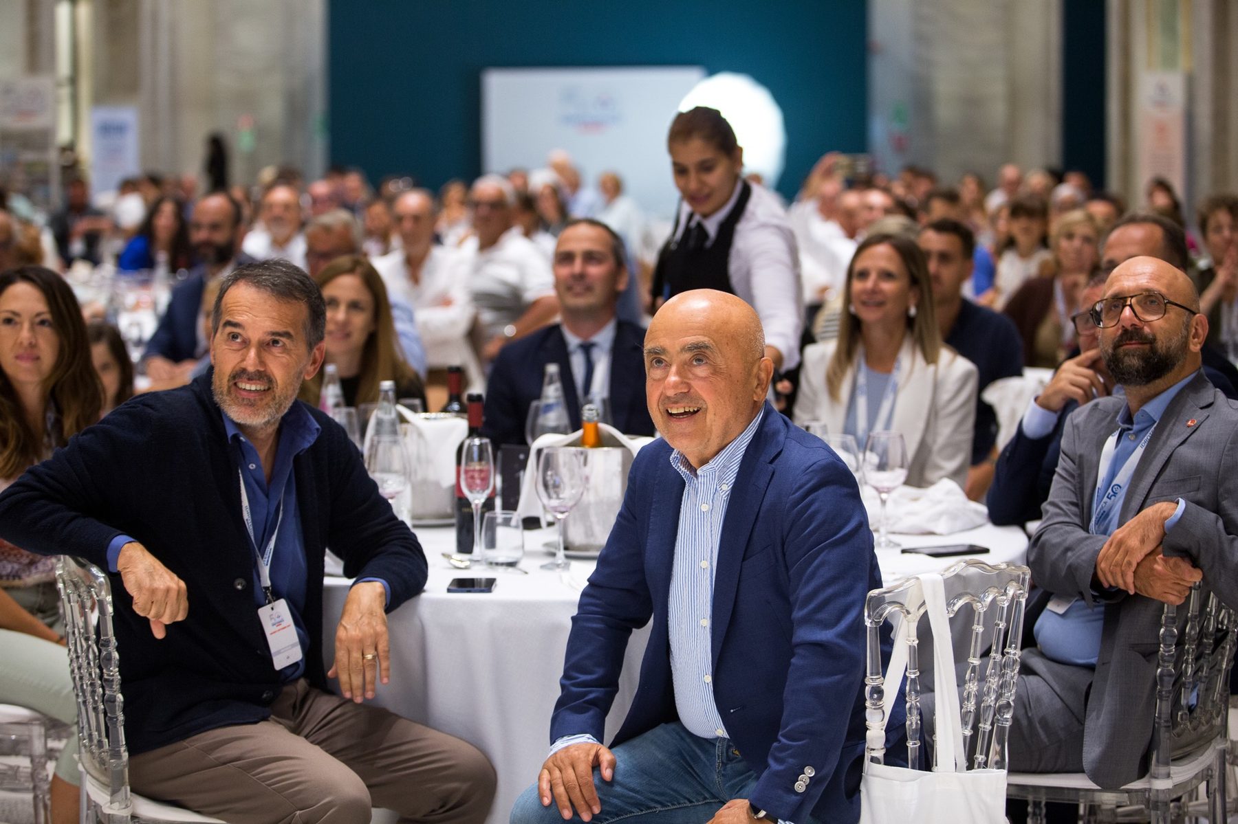 Relatori a un tavolo di conferenza