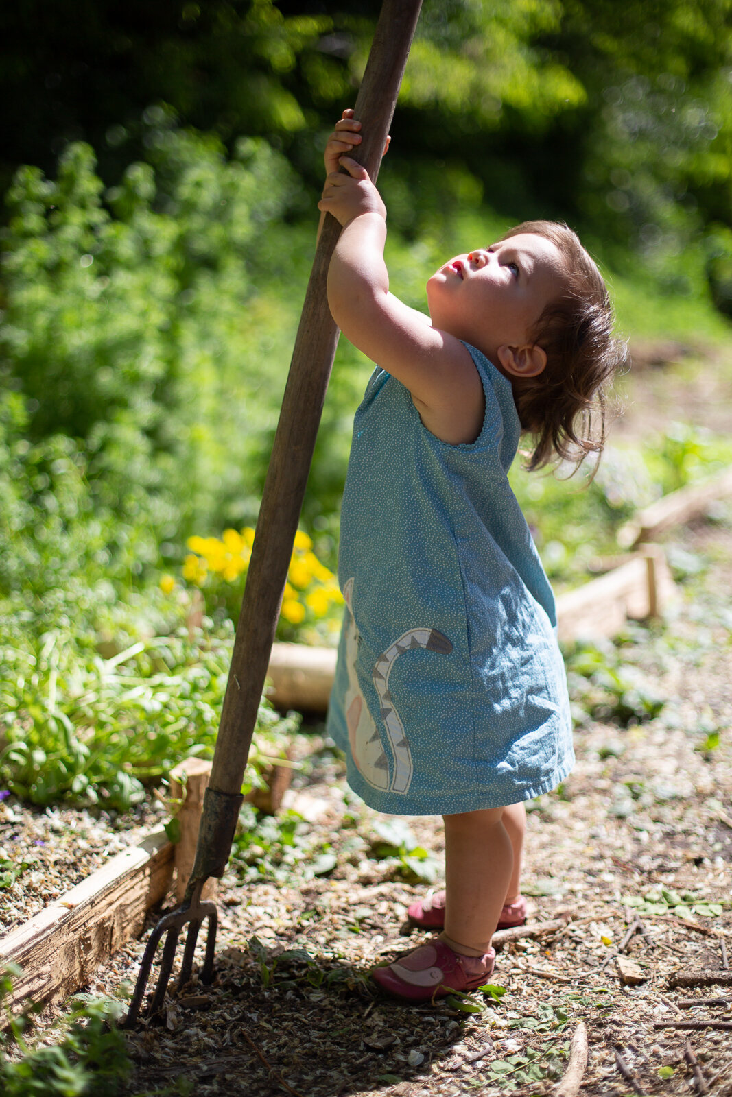 Bambina che gioca in giardino