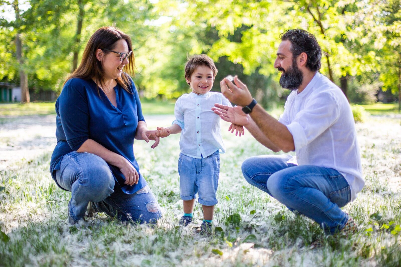 Genitori e figlio che giocano nel parco