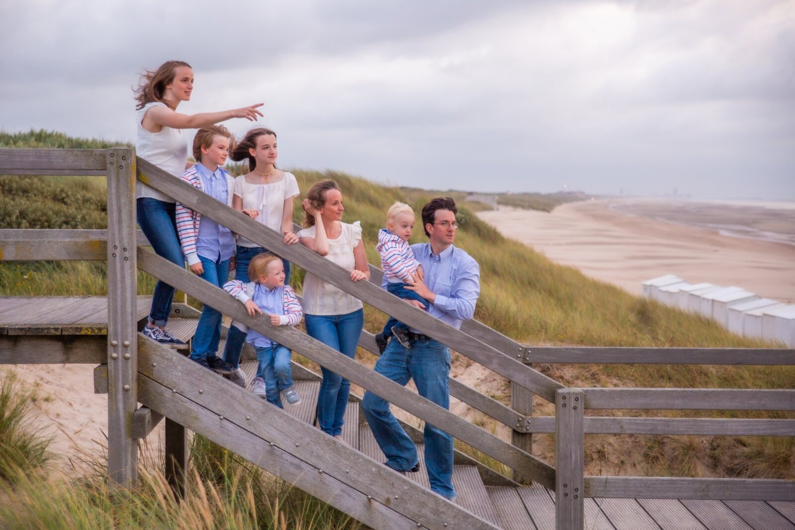 Famiglia numerosa su una scalinata tra le dune