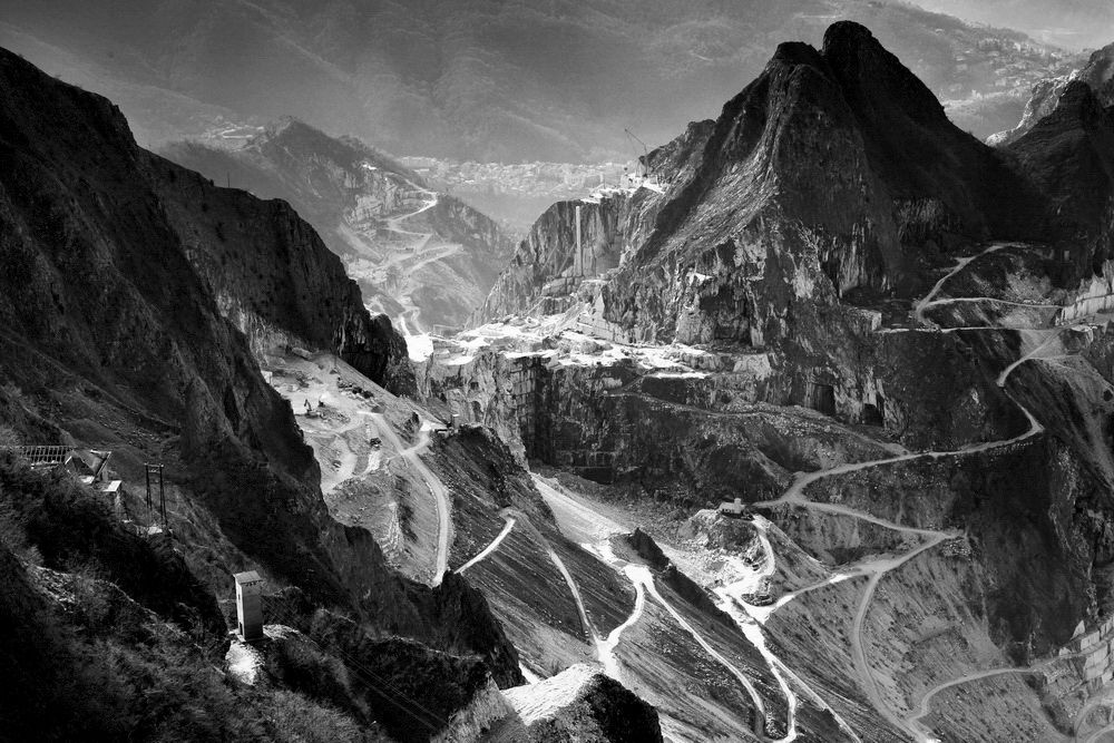 La valle delle cave vista dall'alto, solcata dalle strade a tornanti