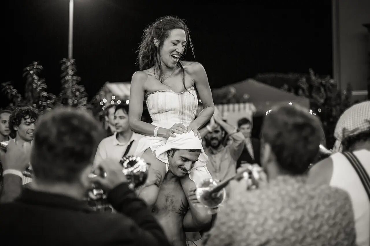 Festeggiamenti, sposa in spalla tra gli invitati