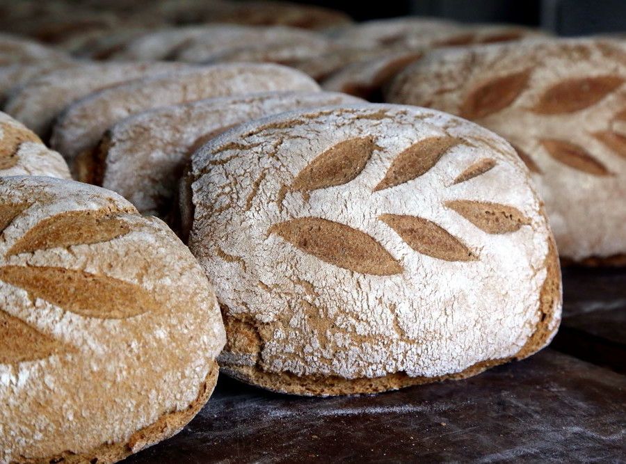 Pagnotte di pane con la foglia incisa sulla crosta
