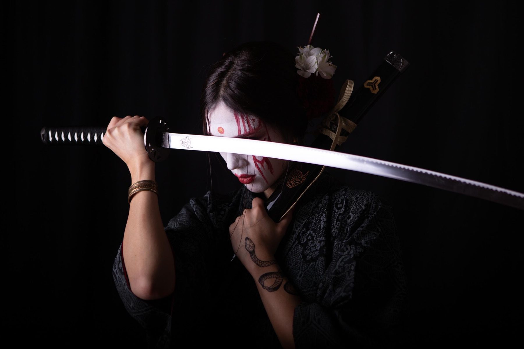 Ritratto artistico di geisha con katana