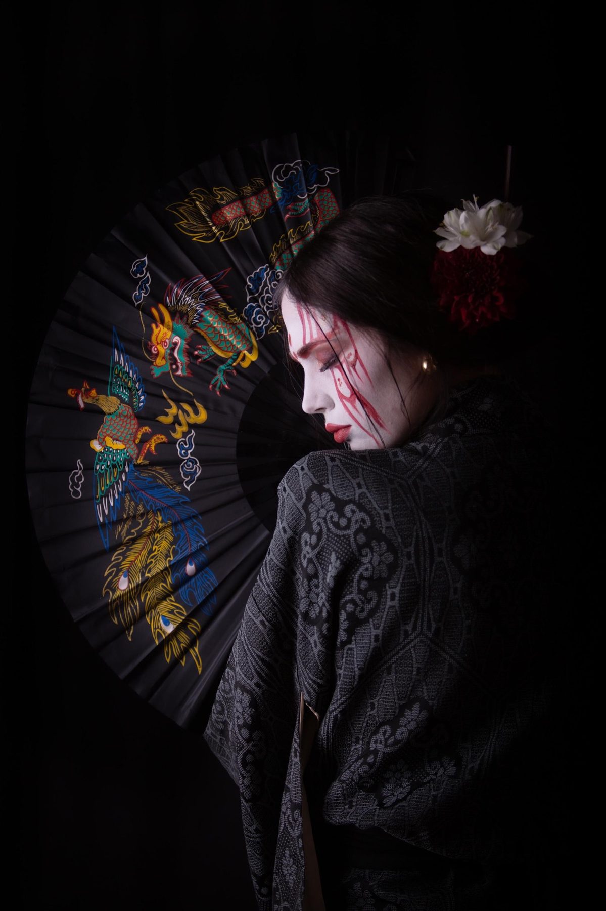 Ritratto a tema geisha con ventaglio
