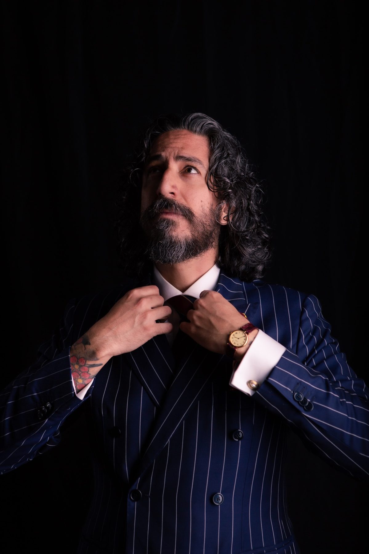 Ritratto uomo in abito gessato, cravatta