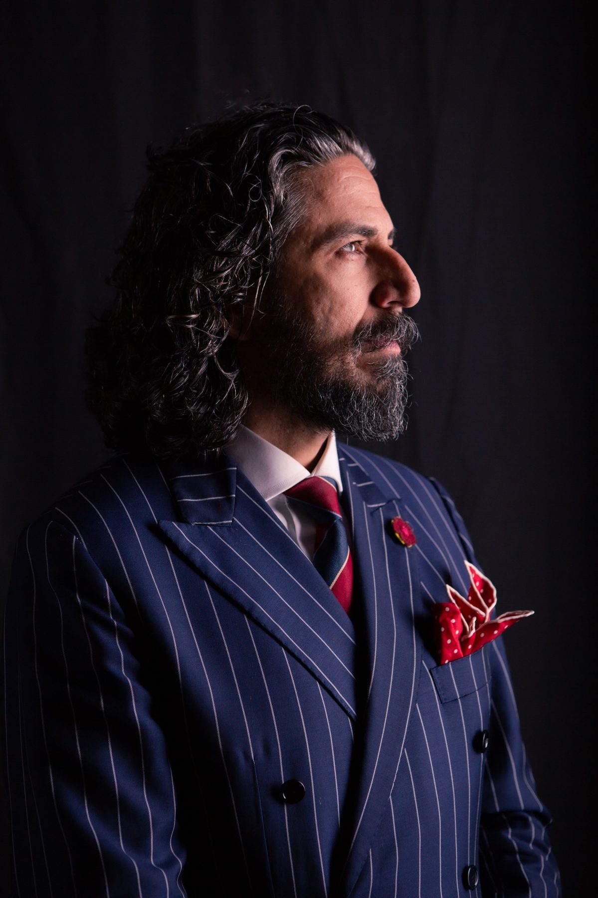 Ritratto uomo in abito gessato, profilo