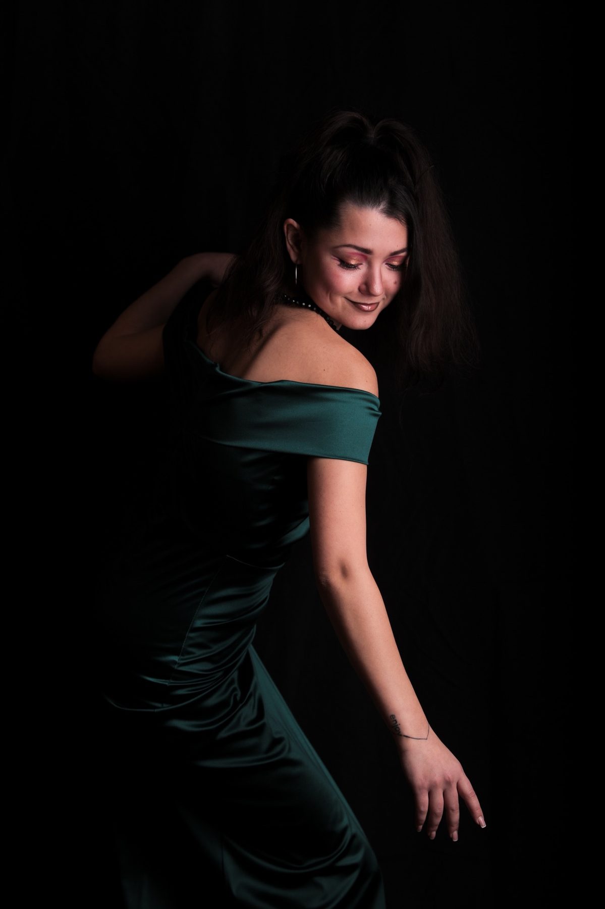 Ritratto donna in abito verde smeraldo