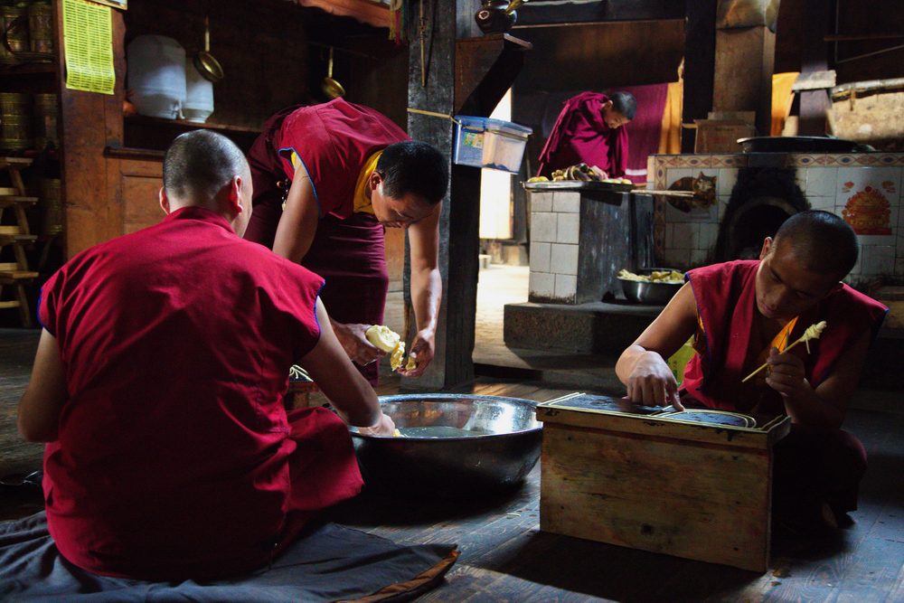 Monaci al lavoro nel monastero