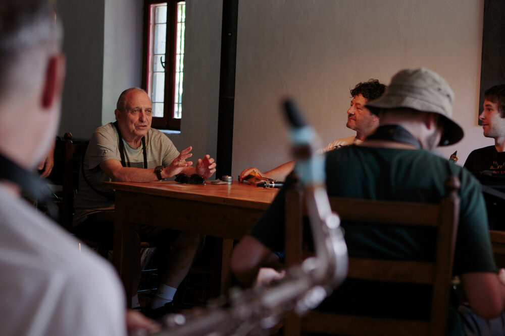 Conversazione tra i partecipanti al workshop